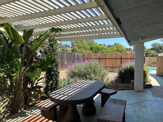 Building Photo - RURAL CHARM ON TOP OF THE HILLS IN VISTA