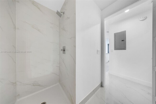 Building Photo - 700 NE 24th St