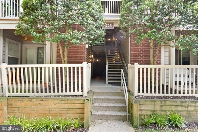 Building Photo - 1725 Ascot Way