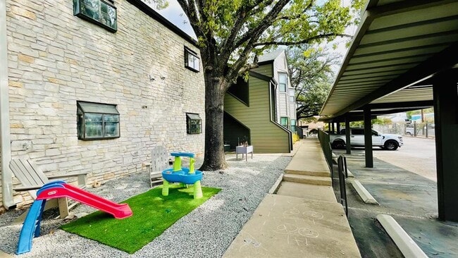 Building Photo - 1510 W N Loop Blvd