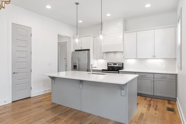 Building Photo - East Nashville Charmer