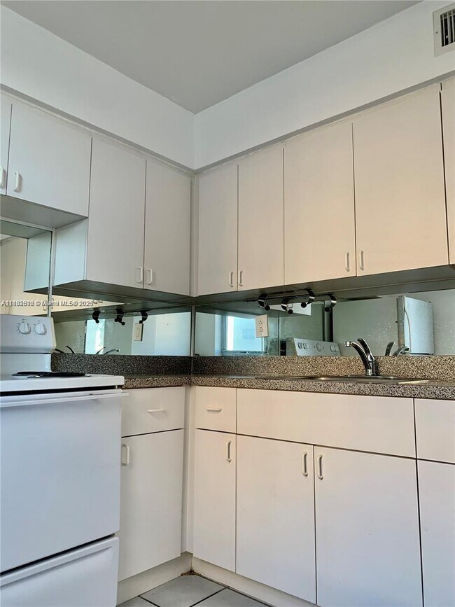 Building Photo - 9225 Collins Ave