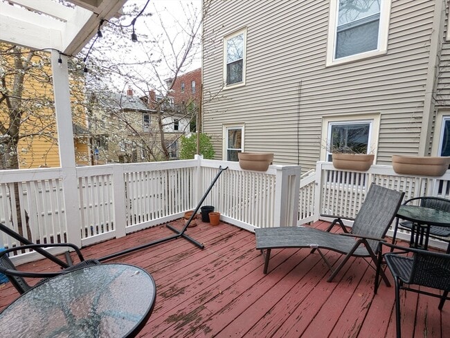 Building Photo - 210 Erie St