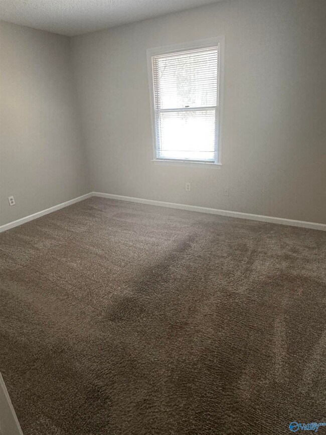 Building Photo - 4500 Bonnell Dr NW