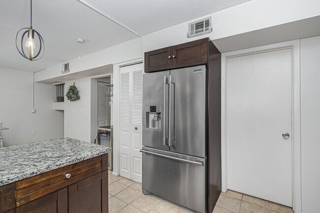Building Photo - 1550 SE Dewberry Ct