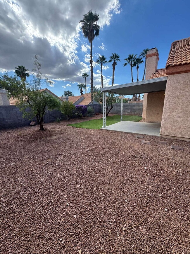 Building Photo - 3 Bed, 2 1/2 Bath Henderson