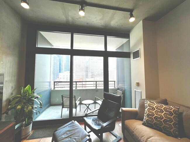 Building Photo - 235 W Van Buren St