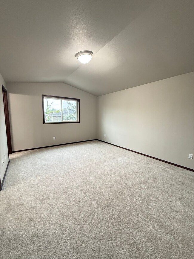 Building Photo - Modern 3BR/2.5BTH Home For Rent in Prime Marysville Location