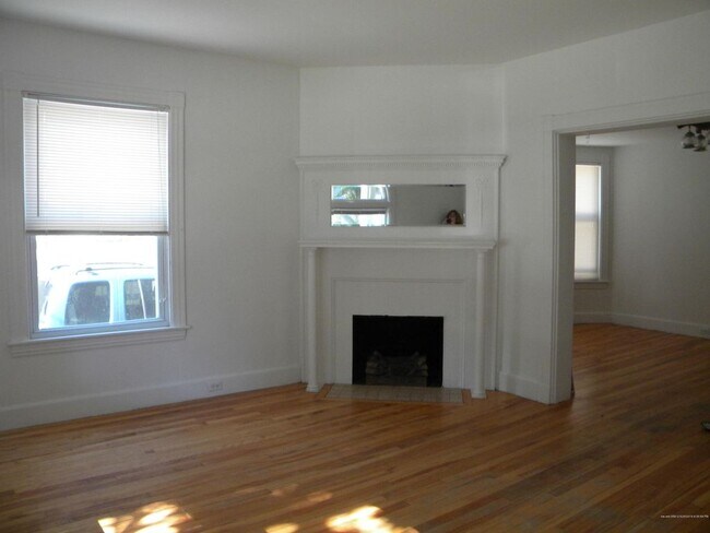 Primary Photo - 158 College St