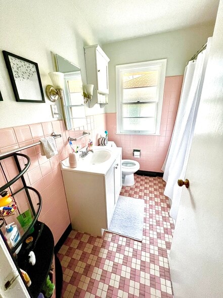 Full bathroom 1 - upstairs - 3543 Holmes Ave S