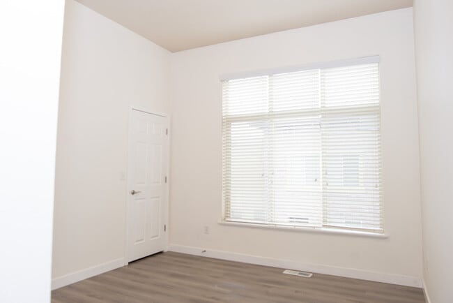 Building Photo - Incredible upper level 2 story condo