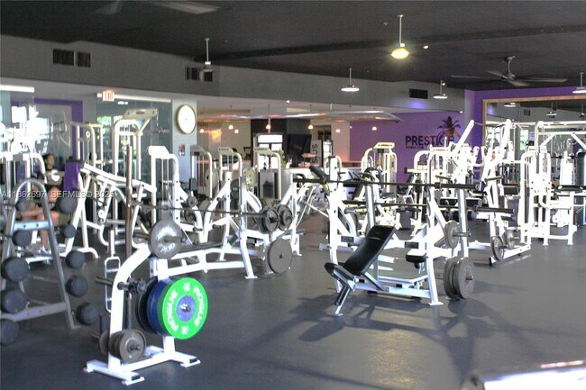 Building Photo - 1035 West Ave