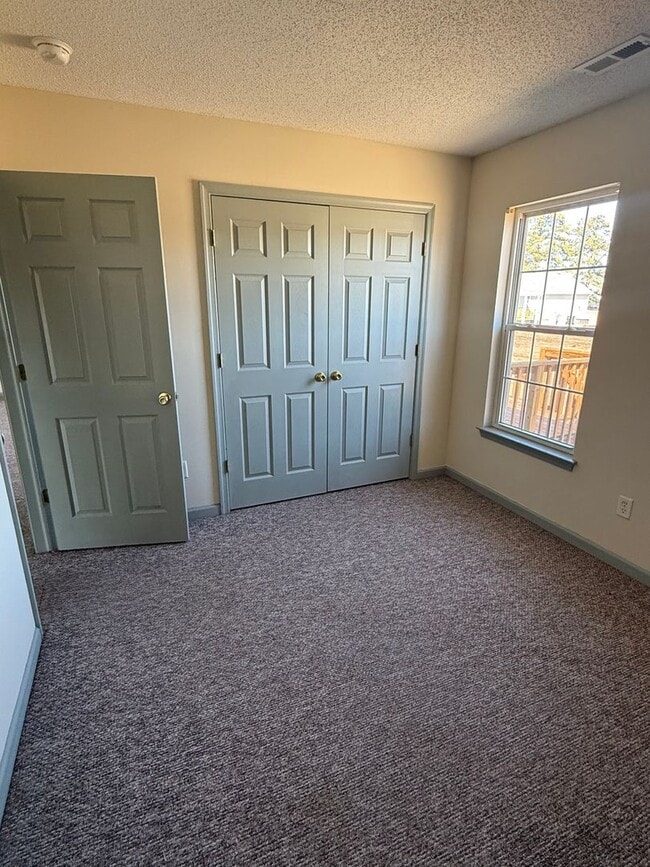 Building Photo - Country Charm