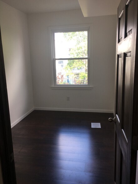 Building Photo - 3306 Iowa St