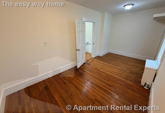 Building Photo - 158 Holland St