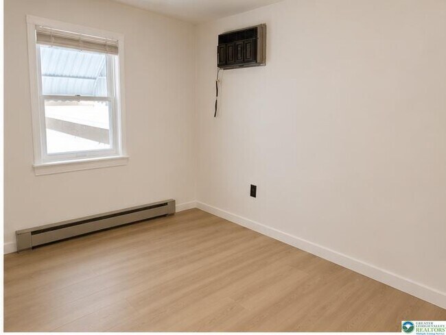 Building Photo - 229 N Peach St