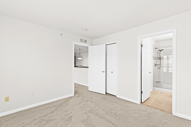 Building Photo - MOVE IN READY 2 BED 2 BATH!