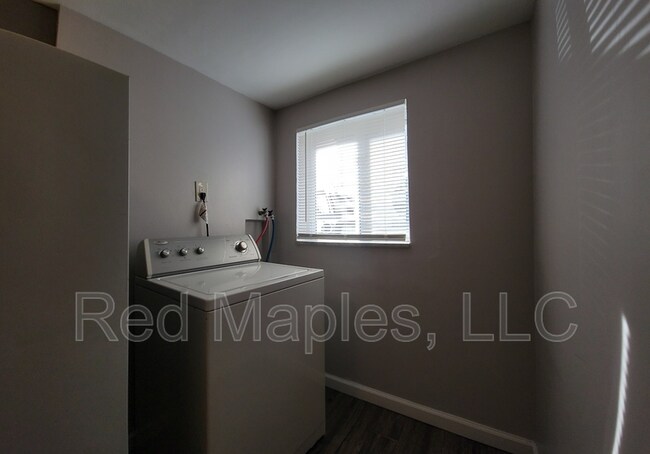 Building Photo - 3222 Airway Ave