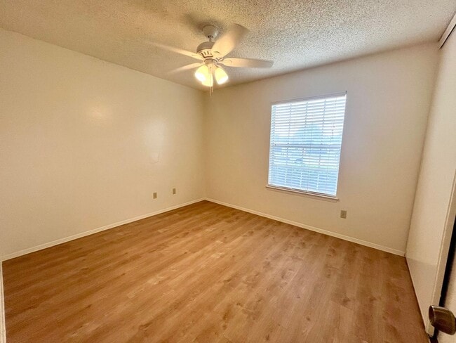 Building Photo - Charming 3/2 in Pipers Meadow  ~  *NO HOA*...