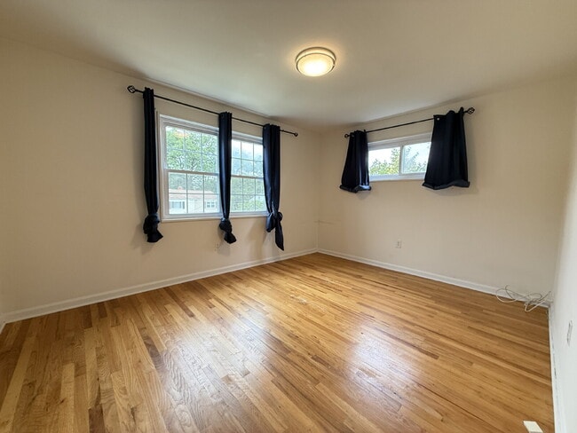 Building Photo - Updated Duplex in Prime Location with Ample Outdoor Space