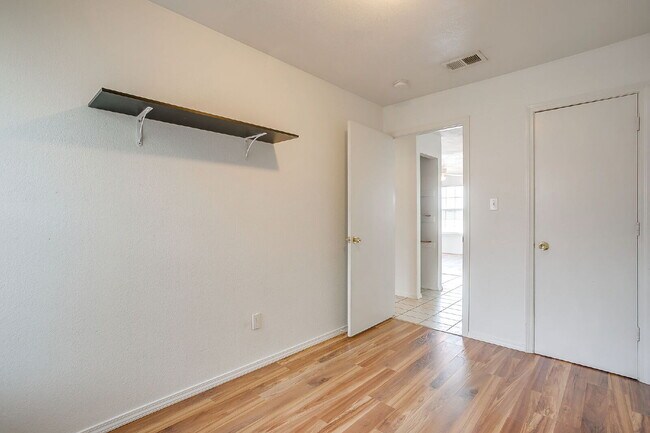 Building Photo - Charming 2-Bedroom Duplex Retreat on White...