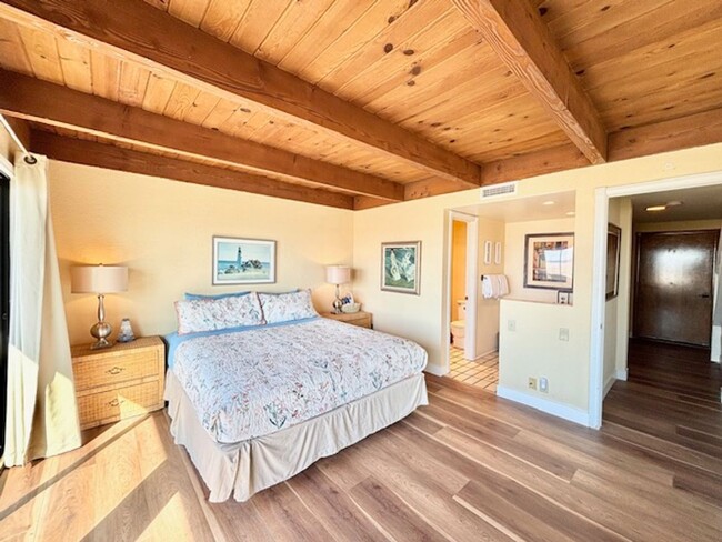 Building Photo - 3949 Ocean Dr