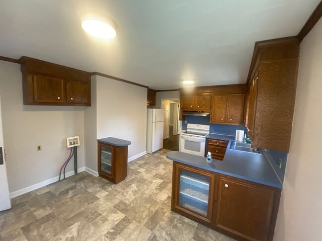 Building Photo - Nice 2 bedroom 1 bathroom home very close ...