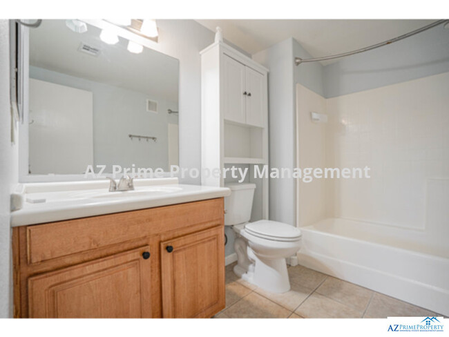 Building Photo - wow! absolutely gorgeous phoenix 2/2 condo...