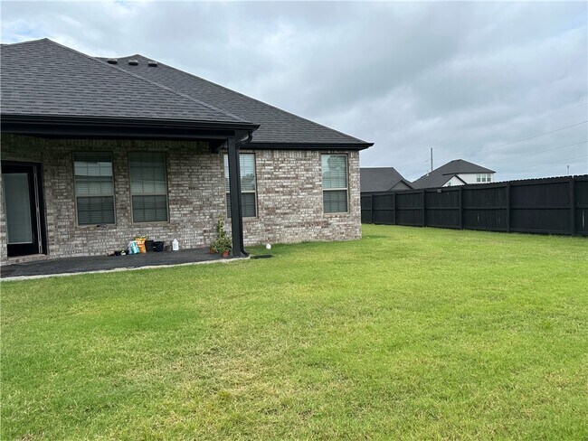 Building Photo - 204 Vicks Cir