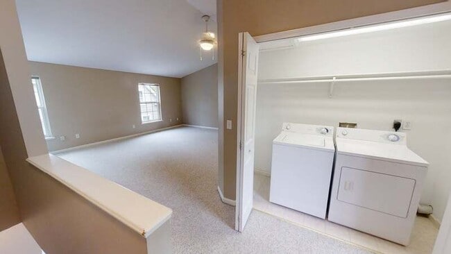 Building Photo - 834 S Main St