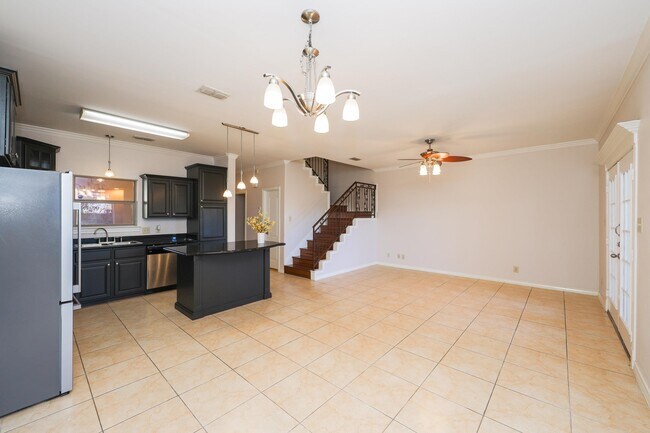 Building Photo - 707 St James Dr