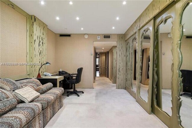 Building Photo - 11111 Biscayne Blvd