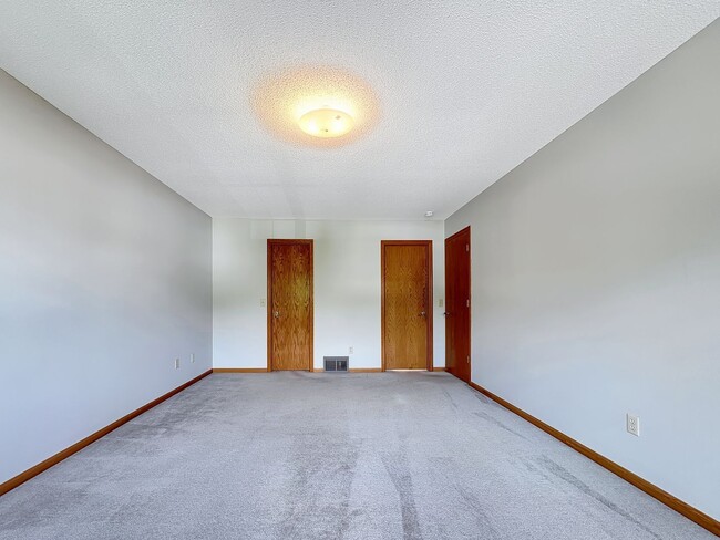 Building Photo - 1839 Valley Ridge Trail S