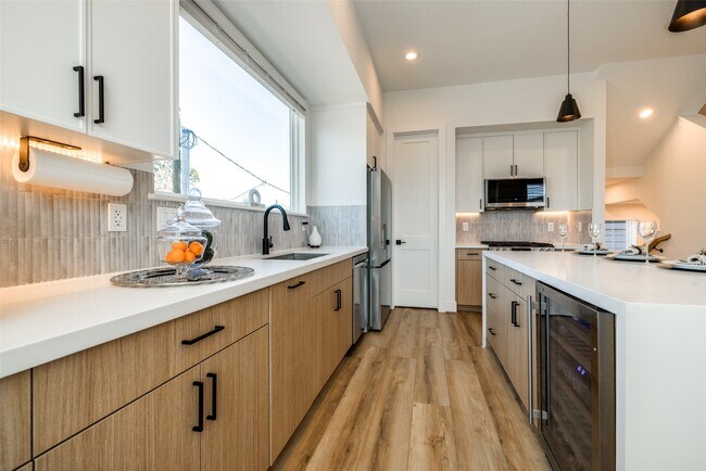 Building Photo - 412 N Nagle St