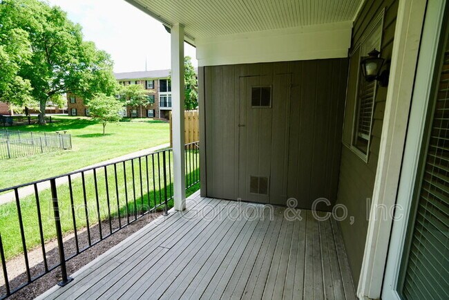 Building Photo - 5025 Hillsboro Dr