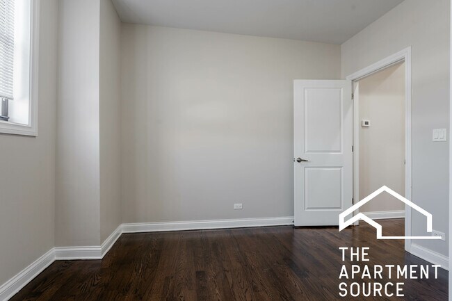 Building Photo - 1758 W Montrose Ave