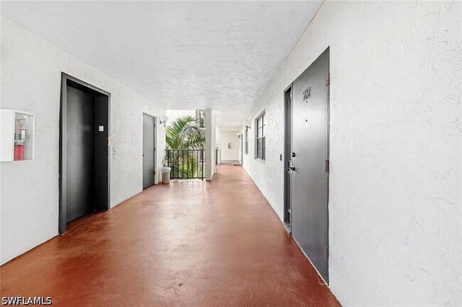 Building Photo - 700 Valley Stream Dr