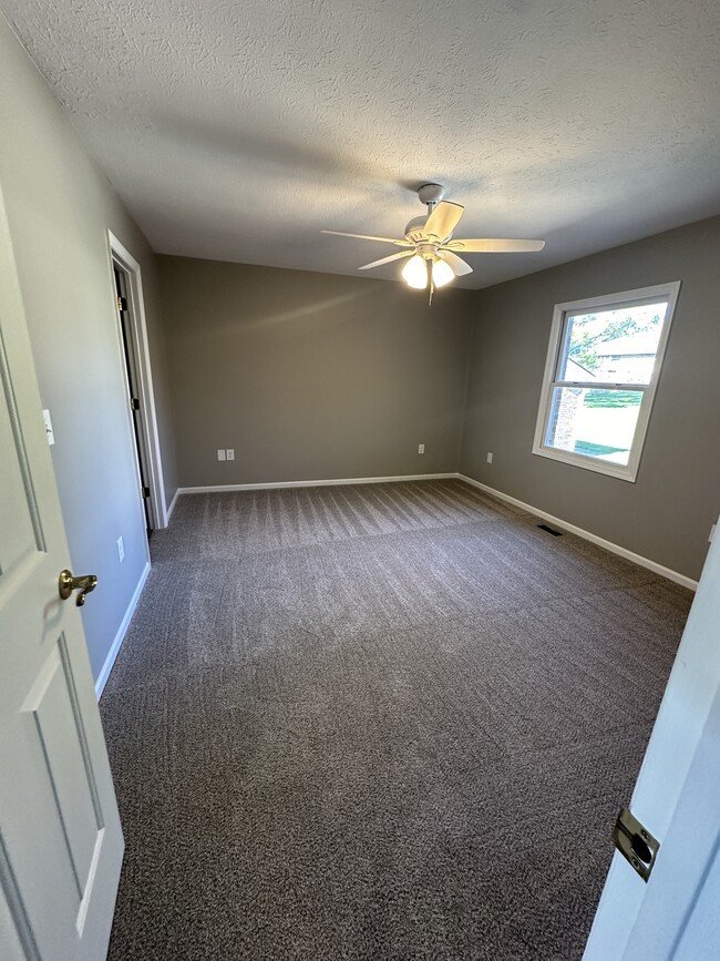 Building Photo - 483A Yale Dr