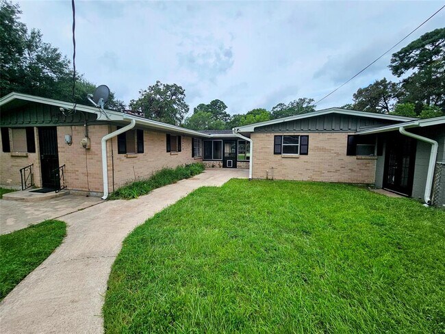Building Photo - 2015 Silver Leaf Dr