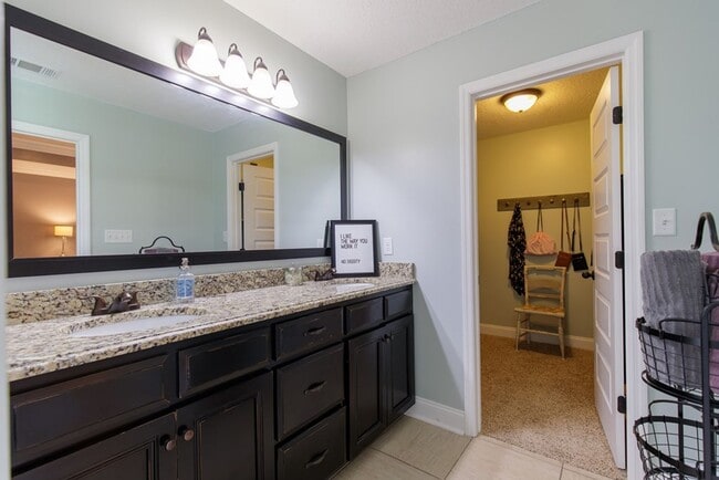 Building Photo - Spacious & Stylish 4BD/2BA Home in Valdost...