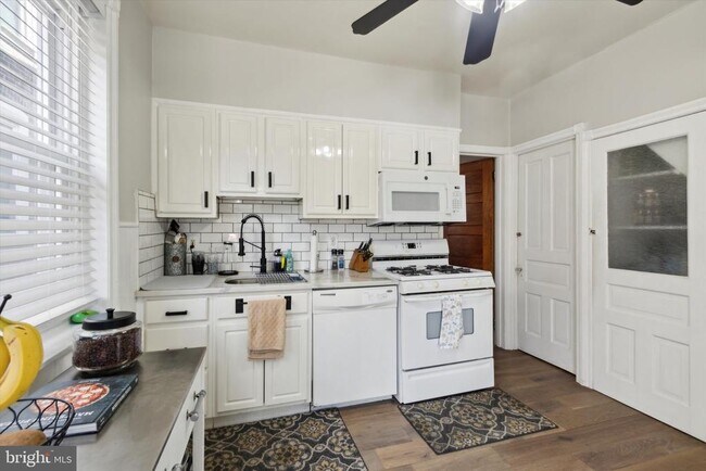 Building Photo - 470 Shurs Ln