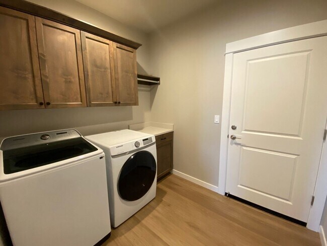 Building Photo - Beautiful 3 Bedroom House in Sutherlin!