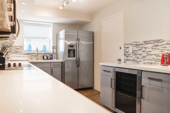 Building Photo - 6039 Collins Ave