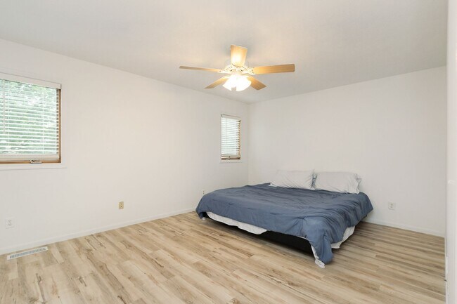 Building Photo - Large Family home For rent!