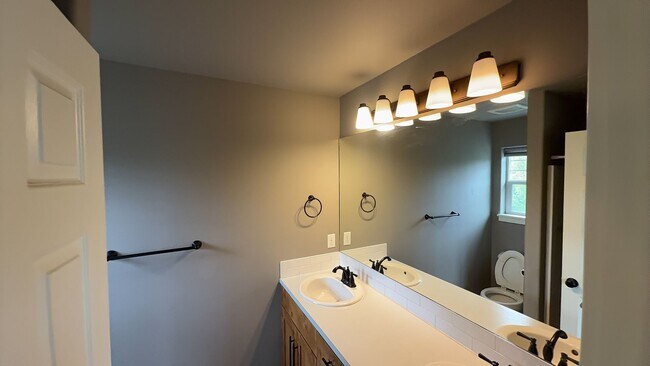 Building Photo - 2728 NE Black Oak Pl