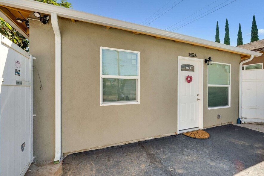 Building Photo - 1902 E Chevy Chase Dr