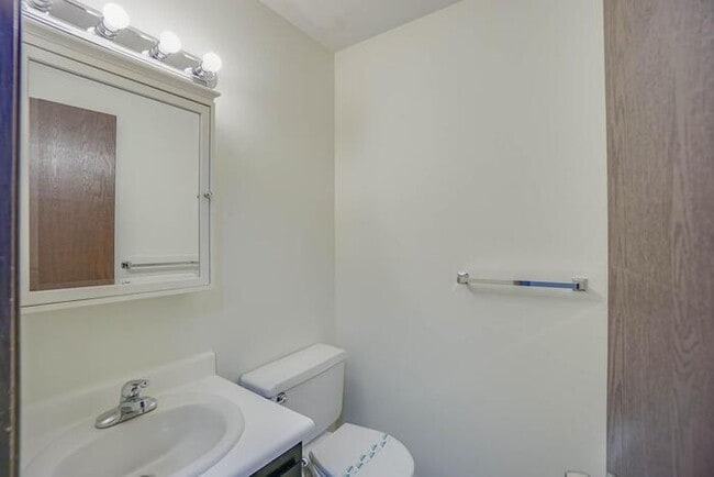 Building Photo - THREE BEDROOM TOWN HOME WITH GARAGE IN HAZEL DELL