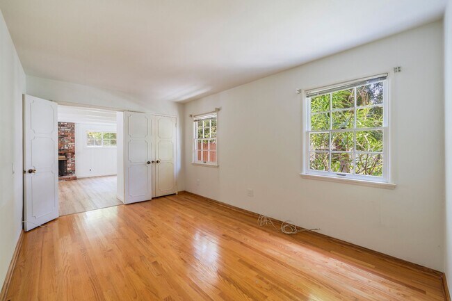Building Photo - Valmonte 3 bed/3 bath Home plus guest house.