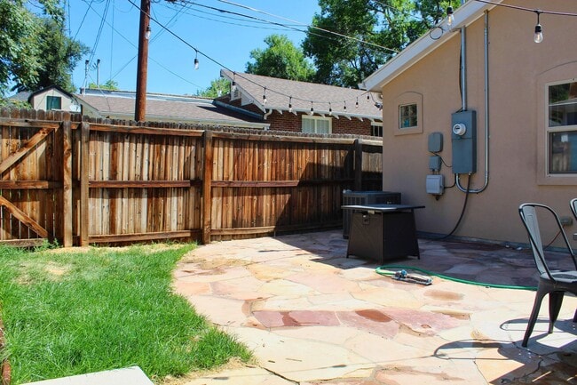 Building Photo - Spacious 2-bedroom, 2-bathroom in the Heart of West Highlands with 1 Car Garage