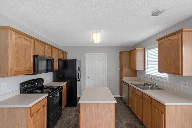 Building Photo - Exceptional 3BR / 2BA Ranch with Expansive Back Yard & Privacy Fence!